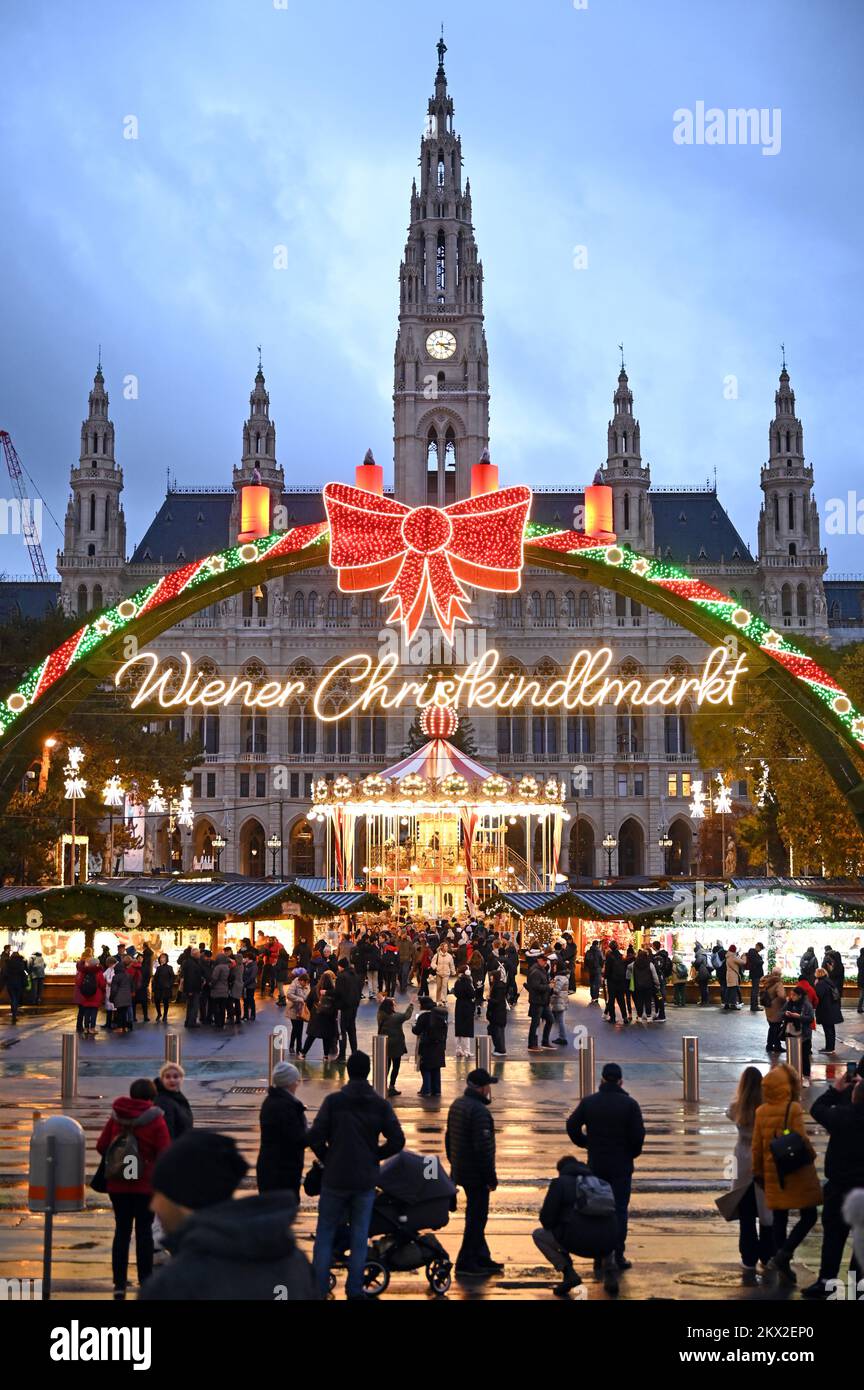 Blick auf den beleuchteten Weihnachtsmarkt vor dem Rathaus in Wien, Österreich; am Abend Stockfoto