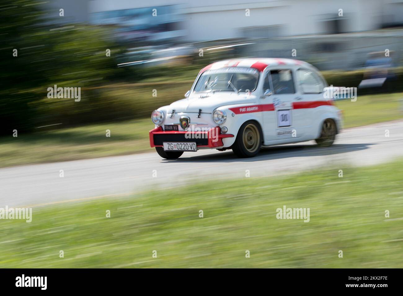 09.09.2017., Zagreb, Kroatien - Fahrer Damir Vidakovic spielte als Vorgänger bei den Zagreb City Awards 15. - 5. Mira Nikolic Memorial im Auto Fiat Abarth 850 TC. Die Gedenkfeier fand auf der Karting-Strecke Spansko statt. Der 965-ccm-Motor wird auf 1050cc PS und 70 ps erhöht, was für 9 Sekunden auf 100 km/h und eine Höchstgeschwindigkeit von 160 km/h ausreicht Foto: Davor Puklavec/PIXSELL Stockfoto