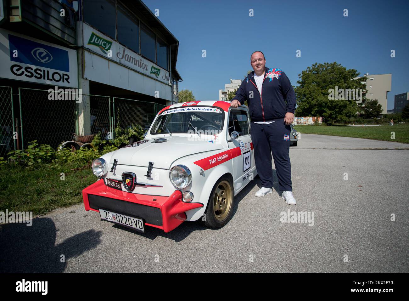 09.09.2017., Zagreb, Kroatien - Fahrer Damir Vidakovic spielte als Vorgänger bei den Zagreb City Awards 15. - 5. Mira Nikolic Memorial im Auto Fiat Abarth 850 TC. Die Gedenkfeier fand auf der Karting-Strecke Spansko statt. Der 965-ccm-Motor wird auf 1050cc PS und 70 ps erhöht, was für 9 Sekunden auf 100 km/h und eine Höchstgeschwindigkeit von 160 km/h ausreicht Foto: Davor Puklavec/PIXSELL Stockfoto