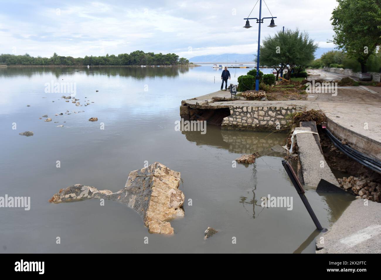 12.09.2017., Nin, Kroatien - Starkregen verursachte riesige Probleme in der Stadt in der Nähe von Zadar. Eine Fußgängerbrücke, die die Altstadt (auf einer kleinen Insel) mit dem Festland verbindet, wurde direkt um den mittleren Teil durch einen wütenden Sturm zerstört. Die Brücke für den Fahrzeugverkehr wurde ebenfalls überflutet, was sie unpassierbar macht. Die starke Überschwemmung zerstörte auch die Salzpfannen und den nahe gelegenen Spielplatz. Die Kindergärten sind geschlossen und die Schule ist aus. Foto: Dino Stanin/PIXSELL Stockfoto