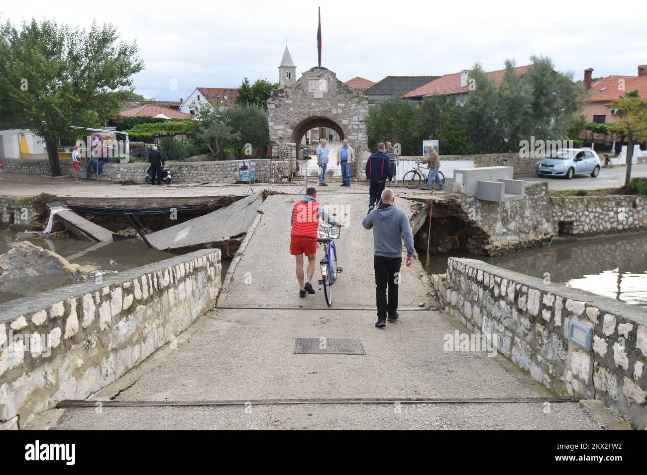 12.09.2017., Nin, Kroatien - Starkregen verursachte riesige Probleme in der Stadt in der Nähe von Zadar. Eine Fußgängerbrücke, die die Altstadt (auf einer kleinen Insel) mit dem Festland verbindet, wurde direkt um den mittleren Teil durch einen wütenden Sturm zerstört. Die Brücke für den Fahrzeugverkehr wurde ebenfalls überflutet, was sie unpassierbar macht. Die starke Überschwemmung zerstörte auch die Salzpfannen und den nahe gelegenen Spielplatz. Die Kindergärten sind geschlossen und die Schule ist aus. Foto: Dino Stanin/PIXSELL Stockfoto