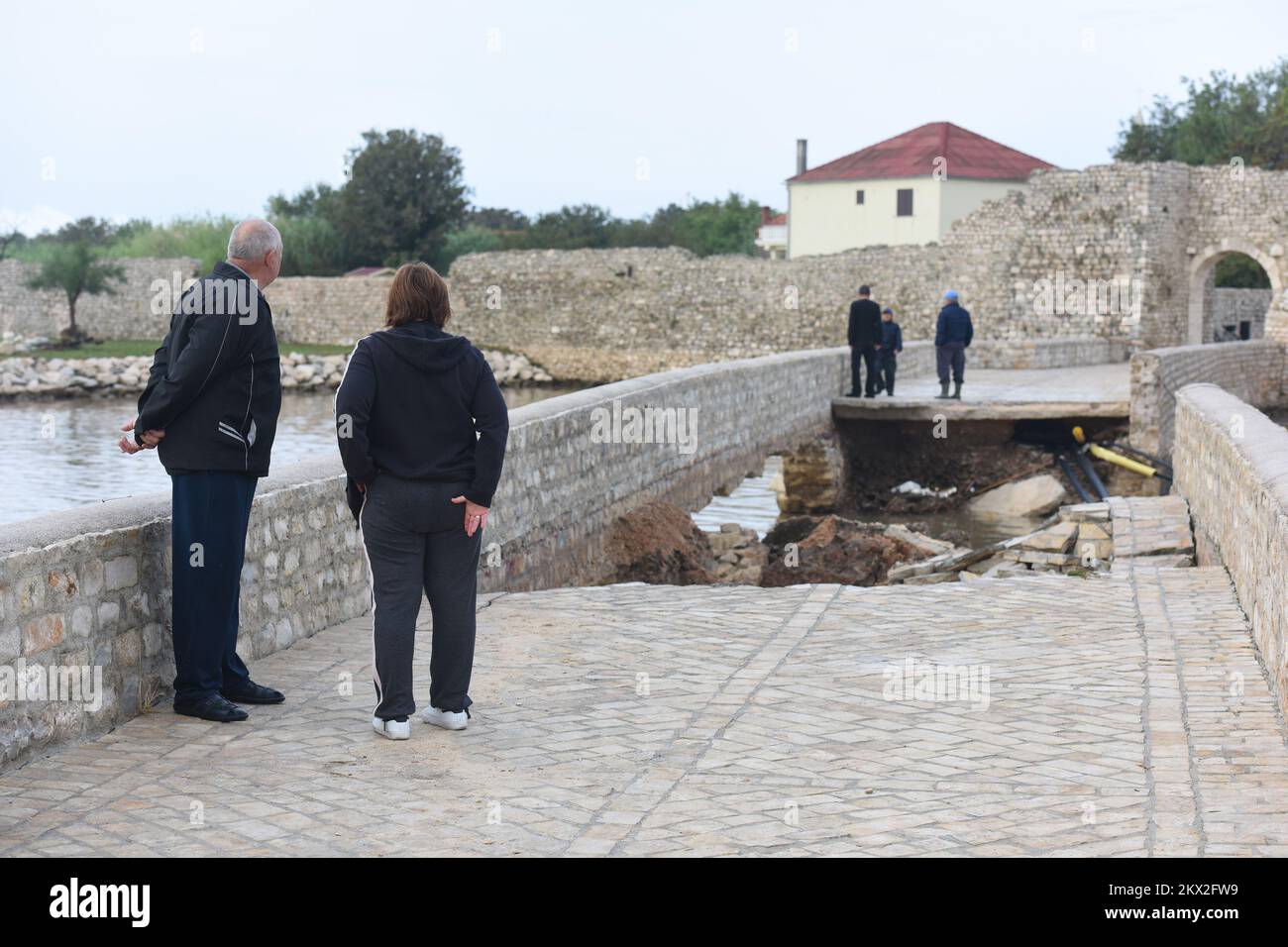 12.09.2017., Nin, Kroatien - Starkregen verursachte riesige Probleme in der Stadt in der Nähe von Zadar. Eine Fußgängerbrücke, die die Altstadt (auf einer kleinen Insel) mit dem Festland verbindet, wurde direkt um den mittleren Teil durch einen wütenden Sturm zerstört. Die Brücke für den Fahrzeugverkehr wurde ebenfalls überflutet, was sie unpassierbar macht. Die starke Überschwemmung zerstörte auch die Salzpfannen und den nahe gelegenen Spielplatz. Die Kindergärten sind geschlossen und die Schule ist aus. Foto: Dino Stanin/PIXSELL Stockfoto