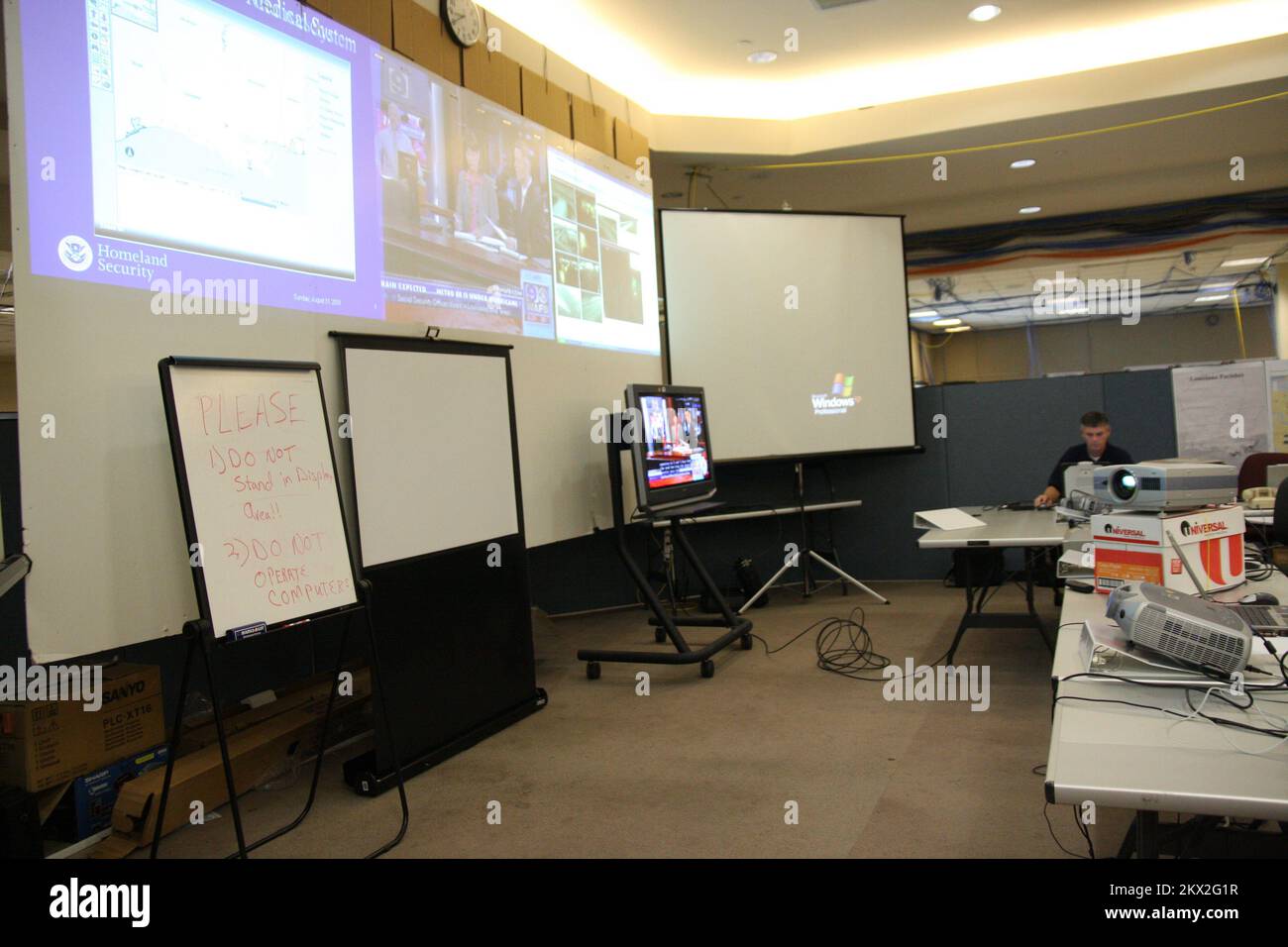 Hurrikan Gustav, New Orleans, LA, 1. September 2008 große Medienprojektionen des Satellitensignals von Hurrikan Gustav über Ausseher, die im Joint Field Office (JFO) Baton Rouge ständig aktuelle Daten veröffentlichen. Jacinta Quesada/FEMA... Fotos zu Katastrophen- und Notfallmanagementprogrammen, Aktivitäten und Beamten Stockfoto