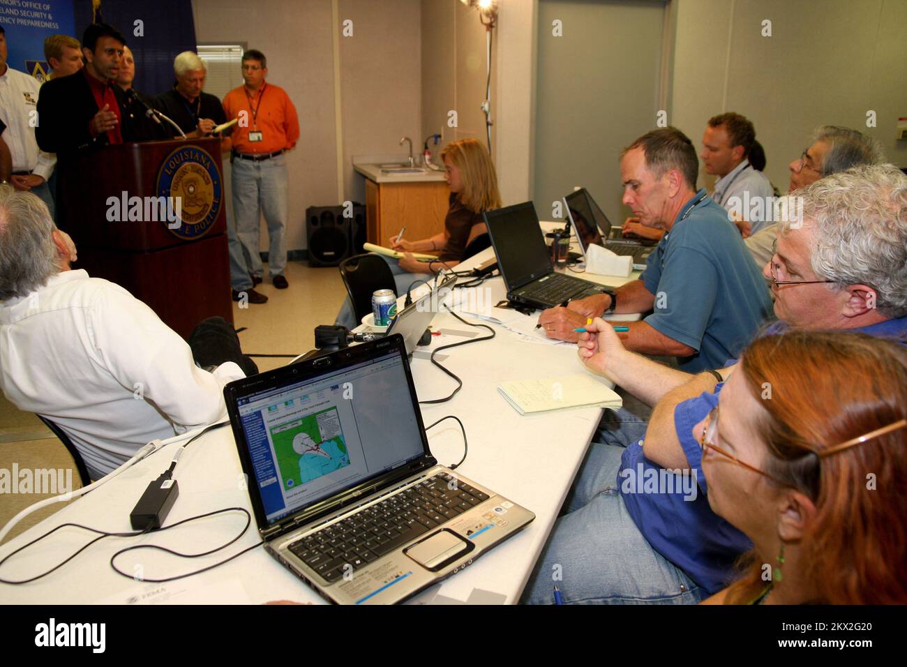 Hurrikan Gustav, New Orleans, LA, 31. August 2008 die Presse nahm an dieser Pressekonferenz Teil, um den Gouverneur von Louisiana Bobby Jindal nach der Evakuierung der Stadt zu fragen. Jacinta Quesada/FEMA... Fotos zu Katastrophen- und Notfallmanagementprogrammen, Aktivitäten und Beamten Stockfoto