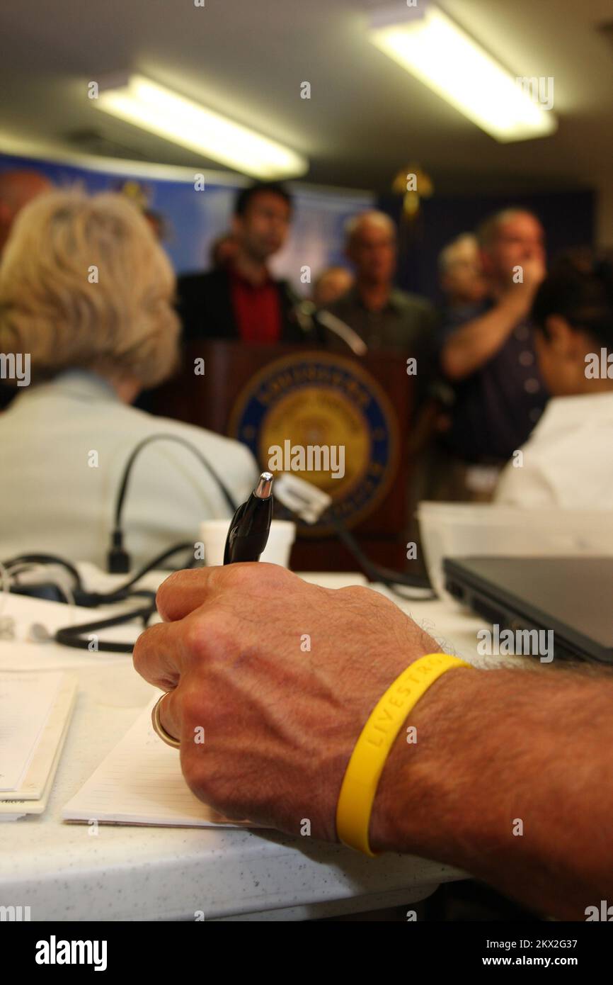 Hurrikan Gustav, New Orleans, LA, 31. August 2008 Ein Reporter schreibt Informationen von den Pressekonferenzen mit Gouverneur Bobby Jindal und Michael Chertoff Department of Home Land Security. Jacinta Quesada/FEMA... Fotos zu Katastrophen- und Notfallmanagementprogrammen, Aktivitäten und Beamten Stockfoto