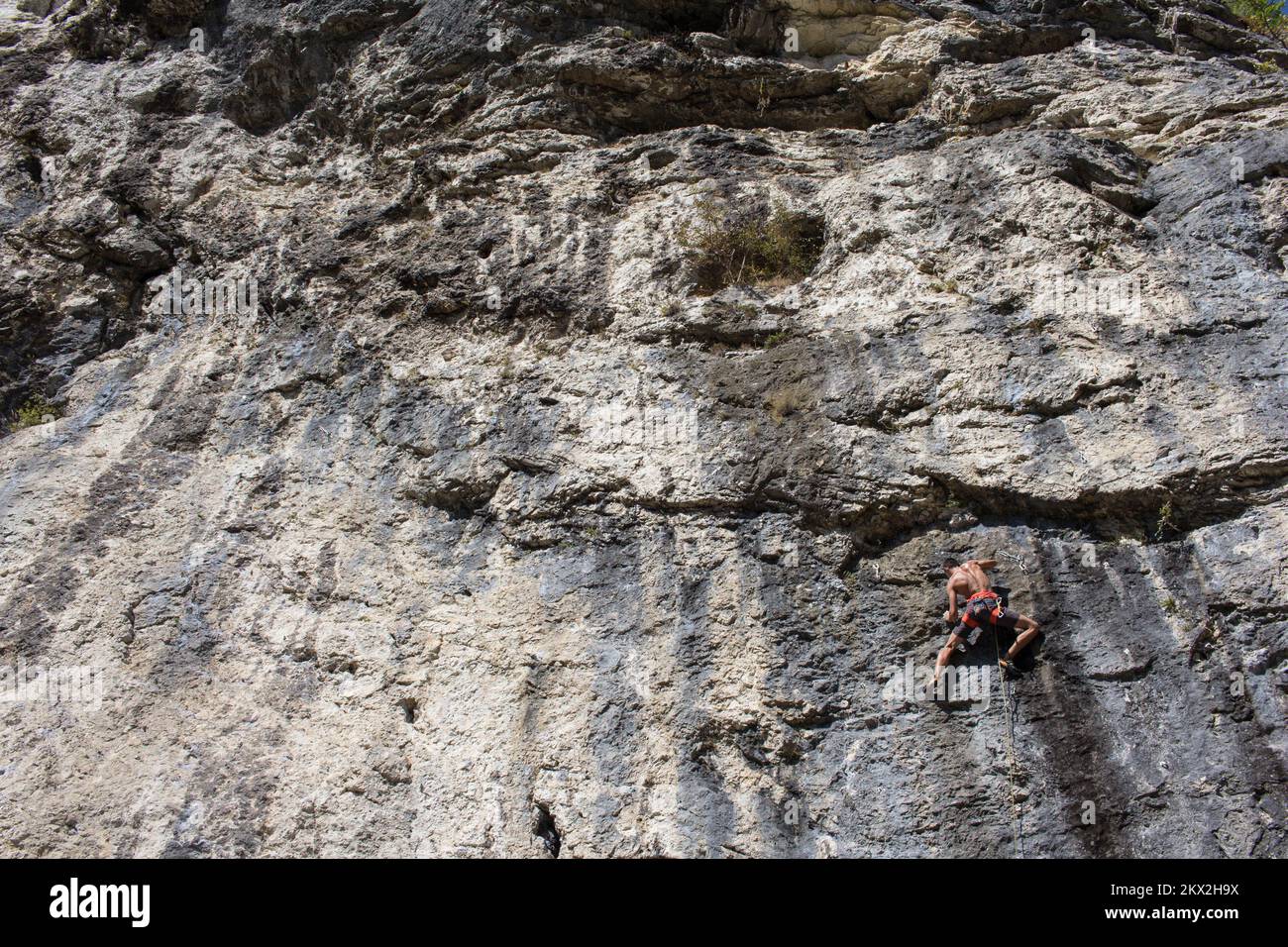 16.09.2017., Sarajewo, Bosnien und Herzegowina - der Alpinist gewinnt den Gipfel des Berges. Foto: Aleksandar Knezevic/HaloPix/PIXSELL Stockfoto