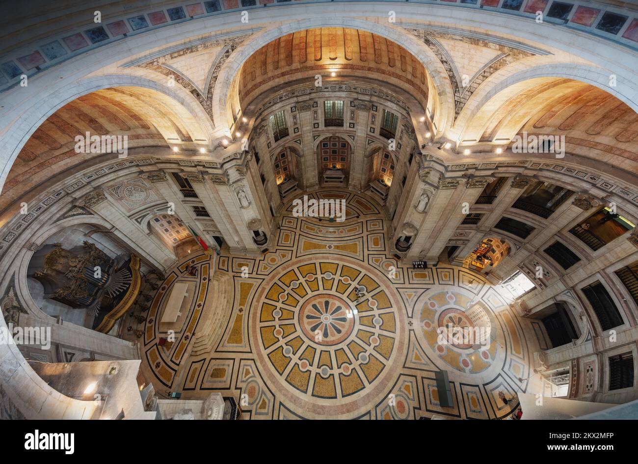 Panoramablick aus hohem Winkel auf das Innere des nationalen Pantheons - Lissabon, Portugal Stockfoto