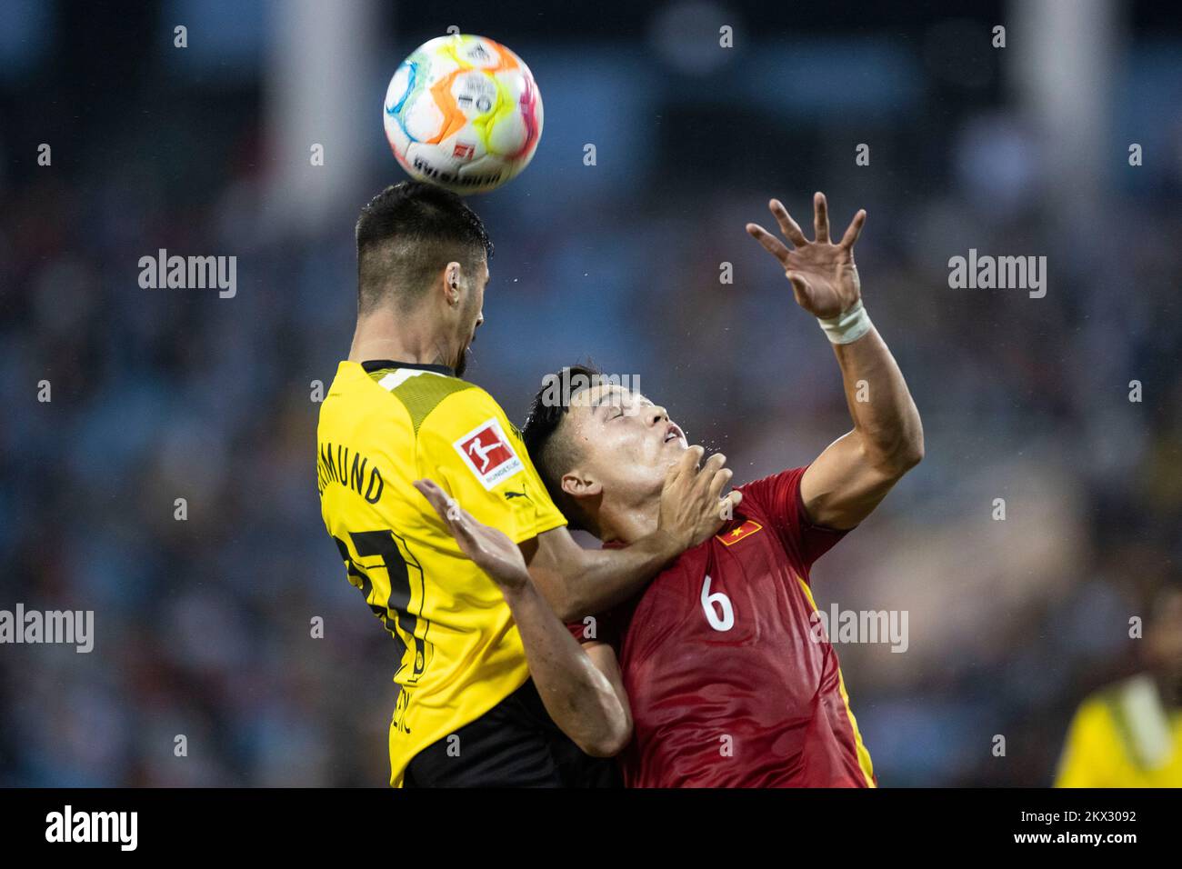 Hanoi, Vietnam. 30.. November 2022. Fußball, Testspiele, Vietnam - Borussia Dortmund. Dortmunds Löwensemic (l) und Bui Huang Vietnams Vietnamkrieg um den Ball während eines Kopfes. Kredit: Marco Steinbrenner/dpa/Alamy Live News Stockfoto