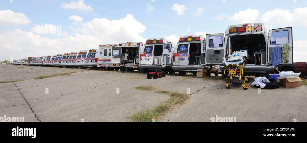 Hurrikan Ike, San Antonio, TX, 10. September 2008 Eine Reihe von Krankenwagen ist in einem Stadion am Hafen von San Antonio, in Erwartung der Unterstützung der vom Hurrikan Ike betroffenen Einwohner. San Antonio, TX, USA--- 10. September 2008--- Eine Reihe von Krankenwagen befindet sich in einem Bereitstellungsbereich am Hafen von San Antonio, in Erwartung der Unterstützung der Bewohner, die von Hurrikan Ike betroffen sind. Fotos zu Katastrophen- und Notfallmanagementprogrammen, Aktivitäten und Beamten Stockfoto