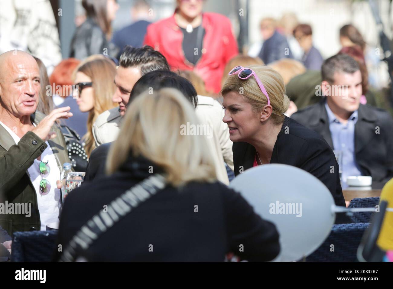 21.10.2017. Zagreb, Kroatien - Präsidentin Kolinda Grabar Kitarovic mit Ehemann Jakov Kitarovic auf dem Petar Preradovic Platz trank Kaffee und wurde mit den Bürgern fotografiert. Foto: Luka Stanzl/PIXSELL Stockfoto