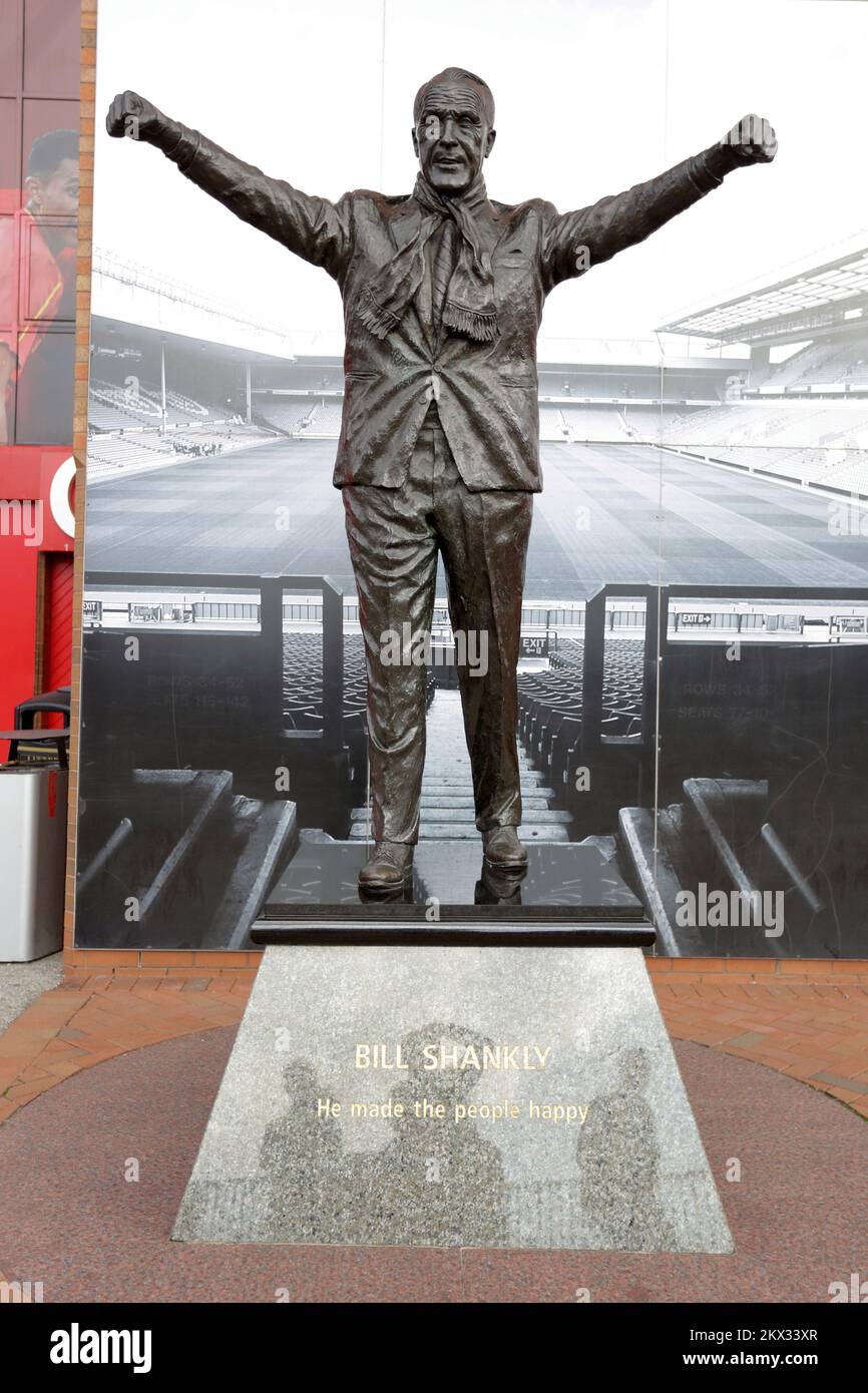 15.10.2017., Liverpool, England - Anfield ist ein Fußballstadion mit einer Sitzkapazität von 54.074 Personen und damit das sechstgrößte Fußballstadion in England. Es ist seit ihrer Gründung im Jahr 1892 die Heimat von Liverpool F.C. Es war ursprünglich die Heimat von Everton F.C. von 1884 bis 1891. Das Stadion verfügt über vier Stände: Den Spion Kop, den Main Stand, den Centenary Stand (später in Kenny Dalglish Stand umbenannt) und die Anfield Road. Eine Bronzestatue des ehemaligen Managers Bill Shankly in Liverpool befindet sich vor dem Stadion, vor dem Kop Stand. Foto: Luka Stanzl/PIXSELL Stockfoto