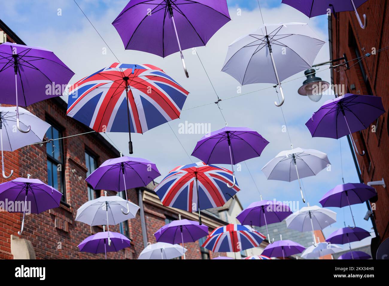 Durham UK: 7.. Juni 2022: Umbrella Street Union Jack Flag von Durham für Queen's Platinum Jubilee Stockfoto