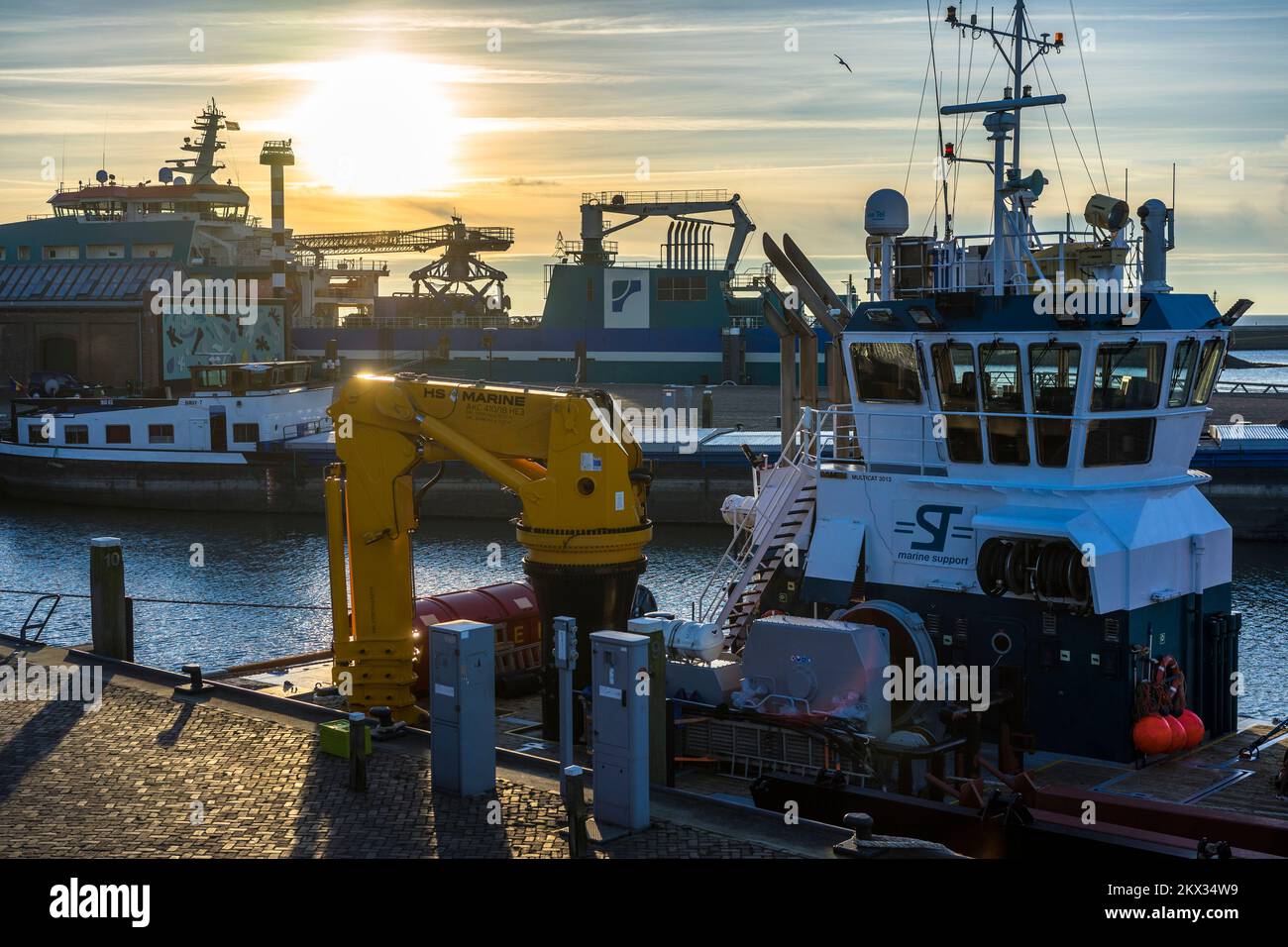 Schiffe legen an den Docks im Hafen von Harlingen, Niederlande 2021. Anlegestelle im Hafen von Harlingen, Niederlande 2021. Stockfoto