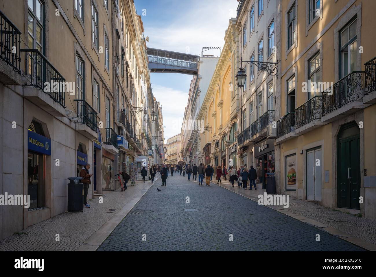Rua do Carmo Street und Santa Justa Lift - Lissabon, Portugal Stockfoto