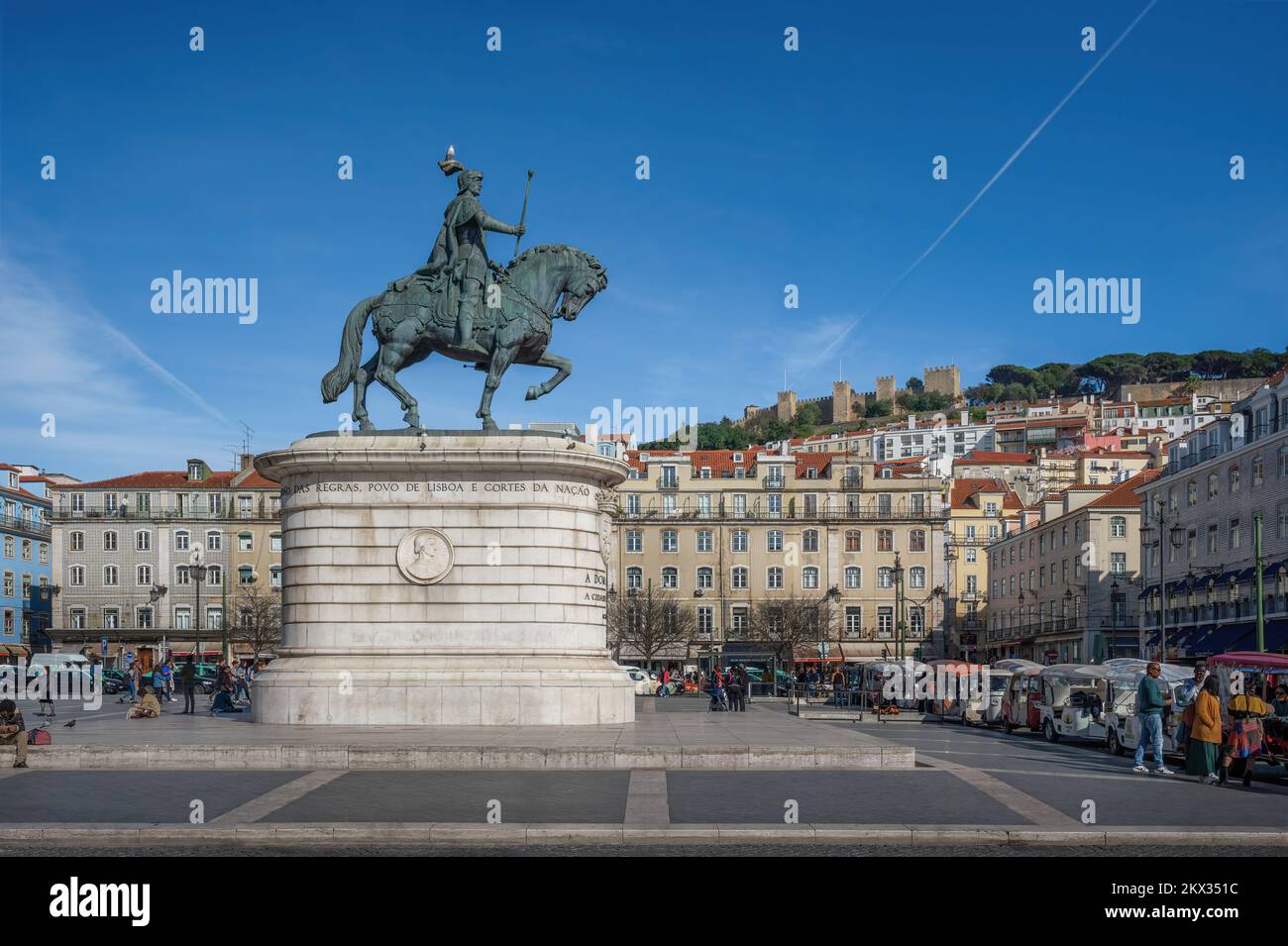 Praca da Figueira-Platz mit der Statue von König Dom Joao I und der Burg Saint George (Castelo de Sao Jorge) im Hintergrund - Lissabon, Portugal Stockfoto