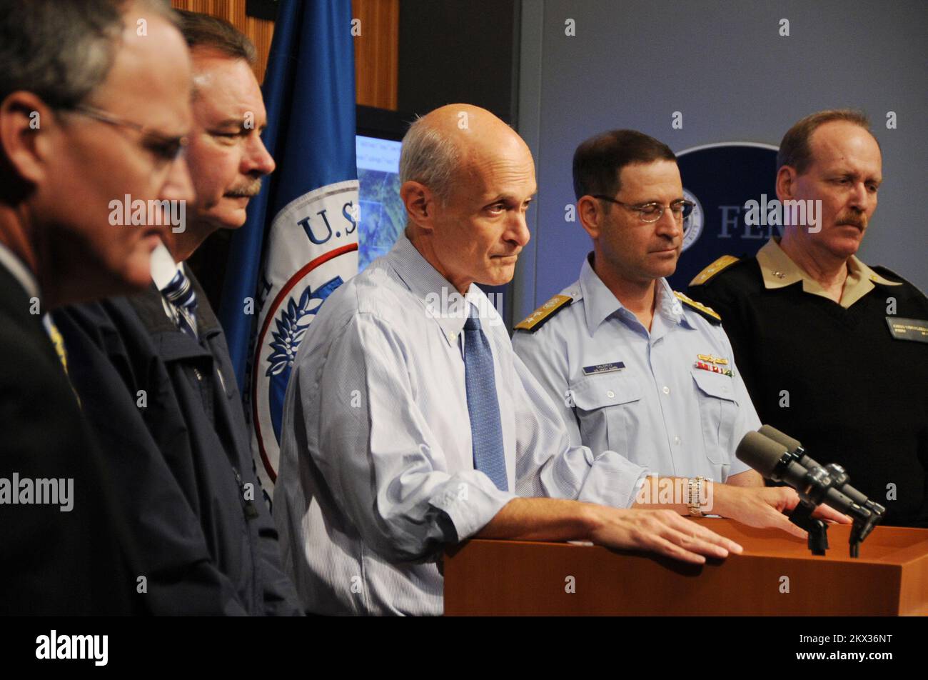 DHS-Sekretär Michael Chertoff im FEMA Press Briefing Room. Fotos zu Katastrophen- und Notfallmanagementprogrammen, Aktivitäten und Beamten Stockfoto