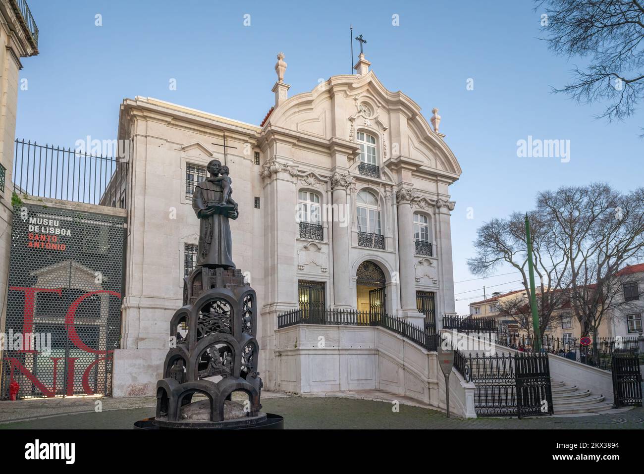 Statue des Heiligen Antonius vor der Kirche des Heiligen Antonius (Igreja Santo Antonio de Lisboa) - Lissabon, Portugal Stockfoto