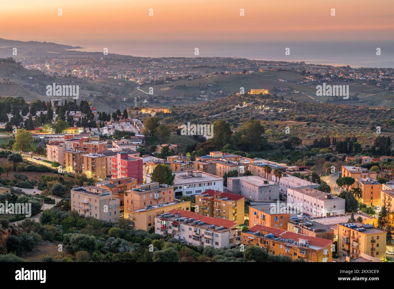 Agrigento, Sizilien, Italien, Stadtbild in Richtung Tal der Tempel und des Mediterans bei Sonnenaufgang. Stockfoto