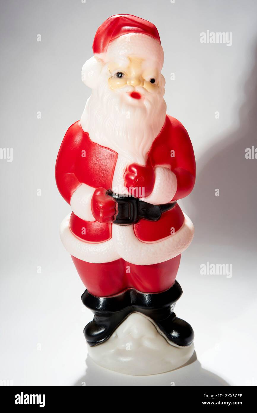 Weihnachtsmann-Figur aus Plastik auf weißem Hintergrund. Stockfoto