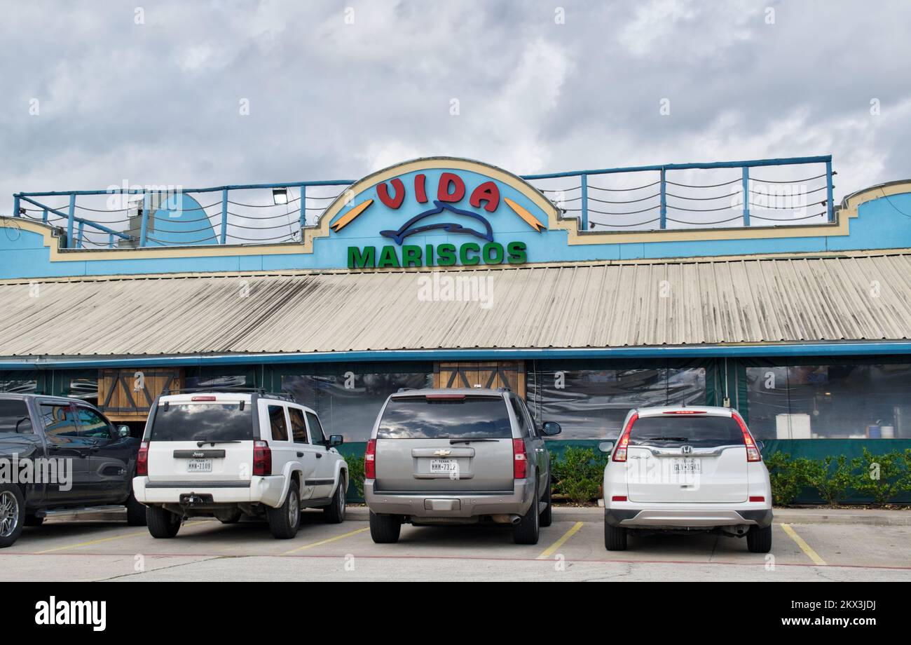 Houston, Texas, USA 12-05-2021: Vida Mariscos Restaurant Exterieur und Ladenfront in Houston, TX. Mexikanische Meeresfrüchte und Sportbar. Stockfoto
