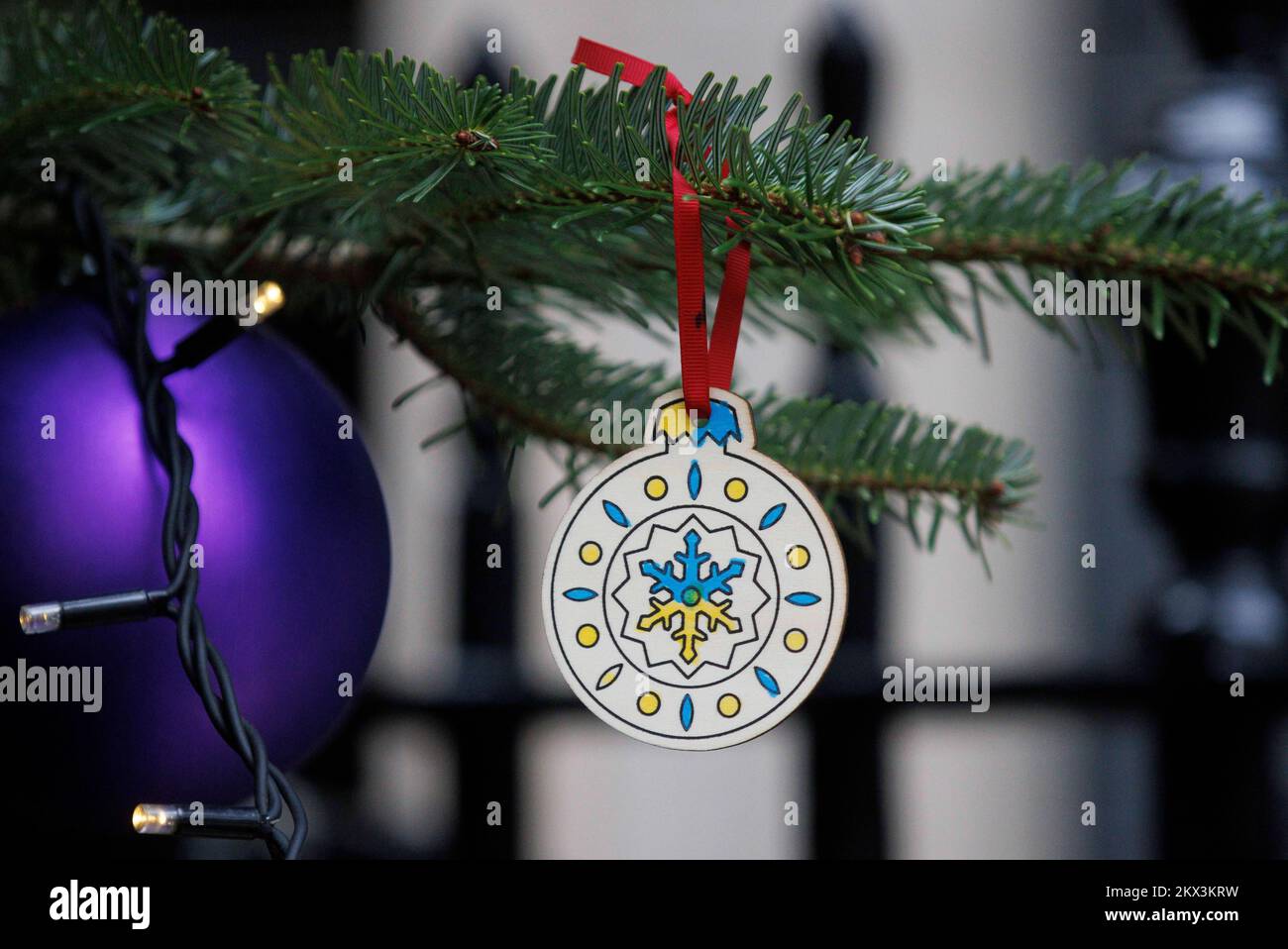Eine Kugel auf dem Weihnachtsbaum in der Downing Street, entworfen von ukrainischen Kindern. Olena Zelenska, die First Lady der Ukraine, hing sie an den Baum Stockfoto