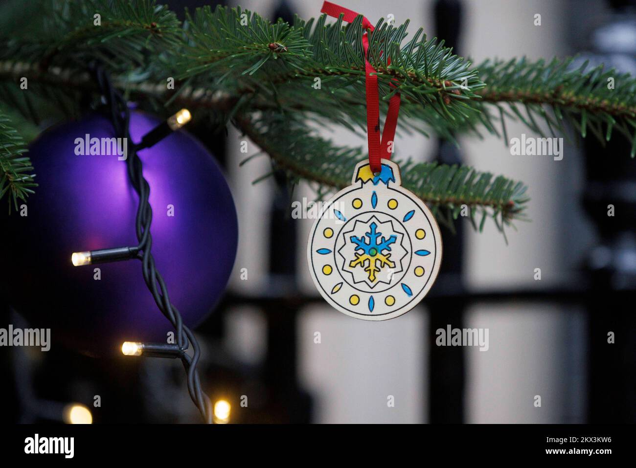 Bauble auf dem Weihnachtsbaum in der Downing Street, die Olena Zelenska, First Lady der Ukraine, zur Unterstützung des ukrainischen Volkes hing. Stockfoto