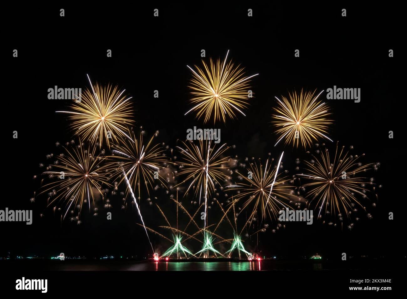 Echtes Feuerwerk-Fest, buntes Neujahrsfeuerwerk Stockfoto