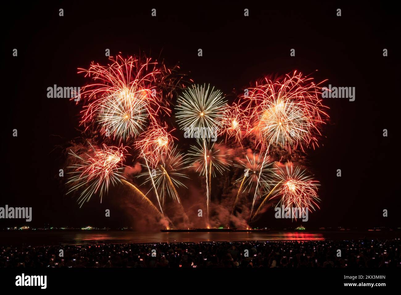 Pattaya internationales Feuerwerksfestival, farbenfrohes Feuerwerk Stockfoto
