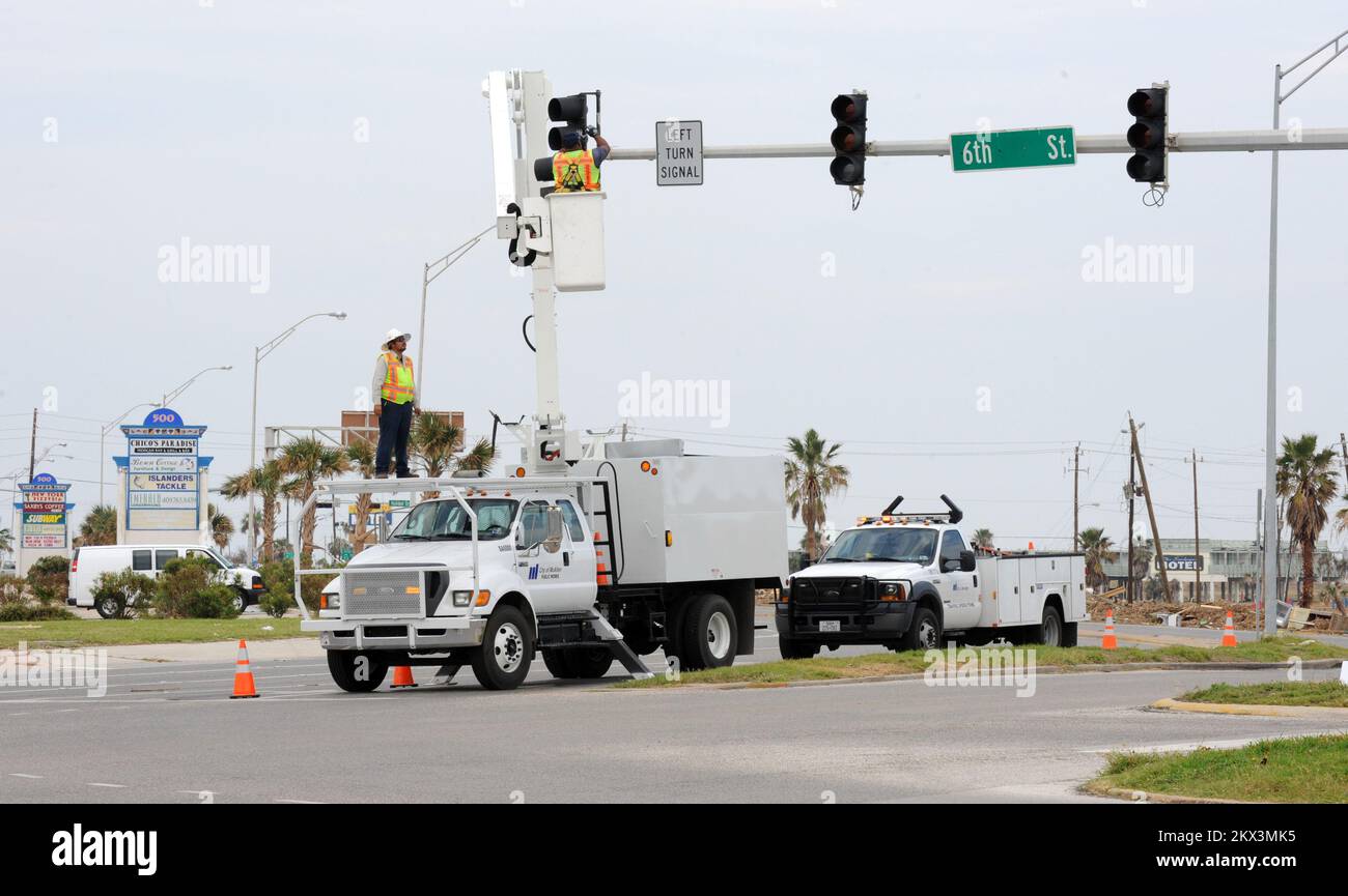 Hurrikan Ike, Galveston Island, TX, 18. September 2008 Crews von McAllen helfen bei der Wiederverbindung von Verkehrssignalen, die wegen Hurrikan Ike auslaufen. Galveston Island, 19. September 2008 -- Mitglieder des Disaster Medical Assistance Teams und der Medical Flight Crew transportieren einen Patienten in einen Hubschrauber für den Transport in ein Krankenhaus in der Umgebung. Das DMAT wird an der medizinischen Fakultät der Universität von Texas als mobiler Notfall nach der Unterbrechung der Stromversorgung und der Dienste in der Gegend durch Hurrikan Ike eingerichtet.. Fotos zu Katastrophen- und Notfallmanagementprogrammen, Aktivitäten und Beamten Stockfoto