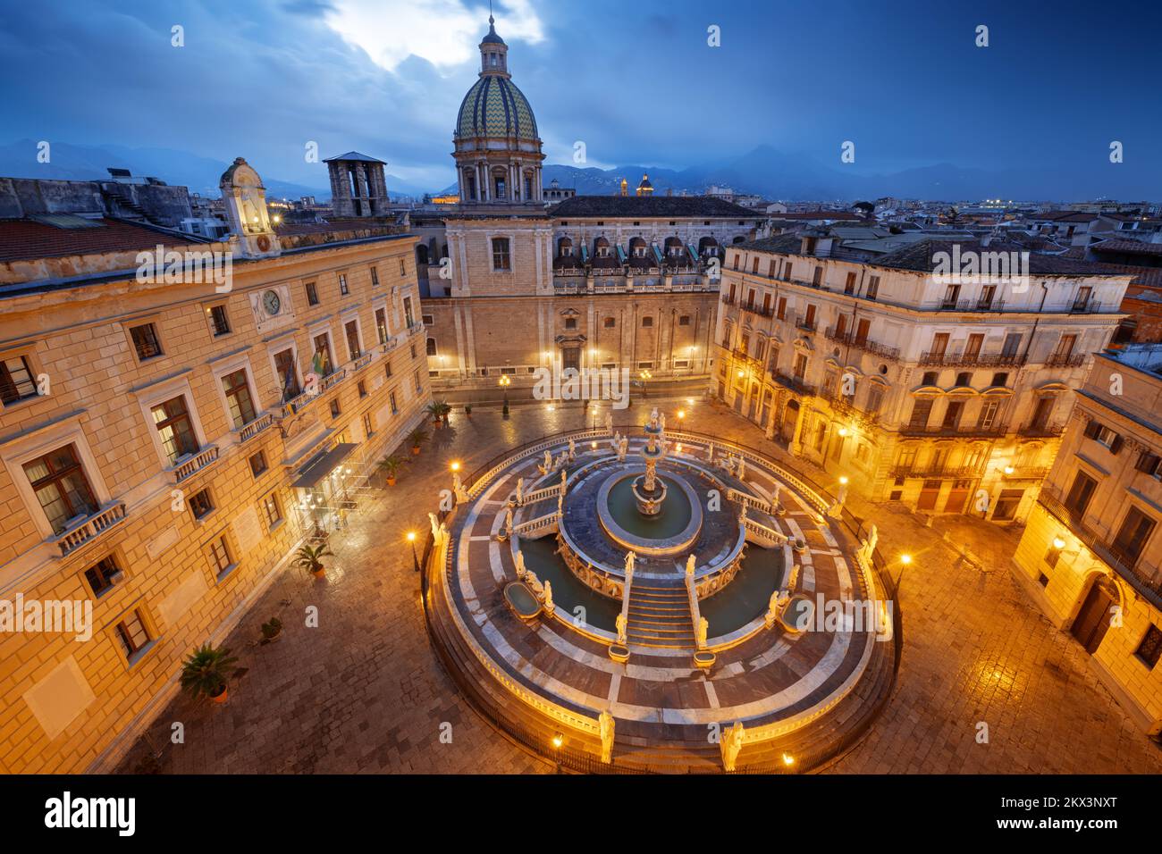 Palermo, Italien, mit dem Prätorianbrunnen in der Dämmerung. Stockfoto