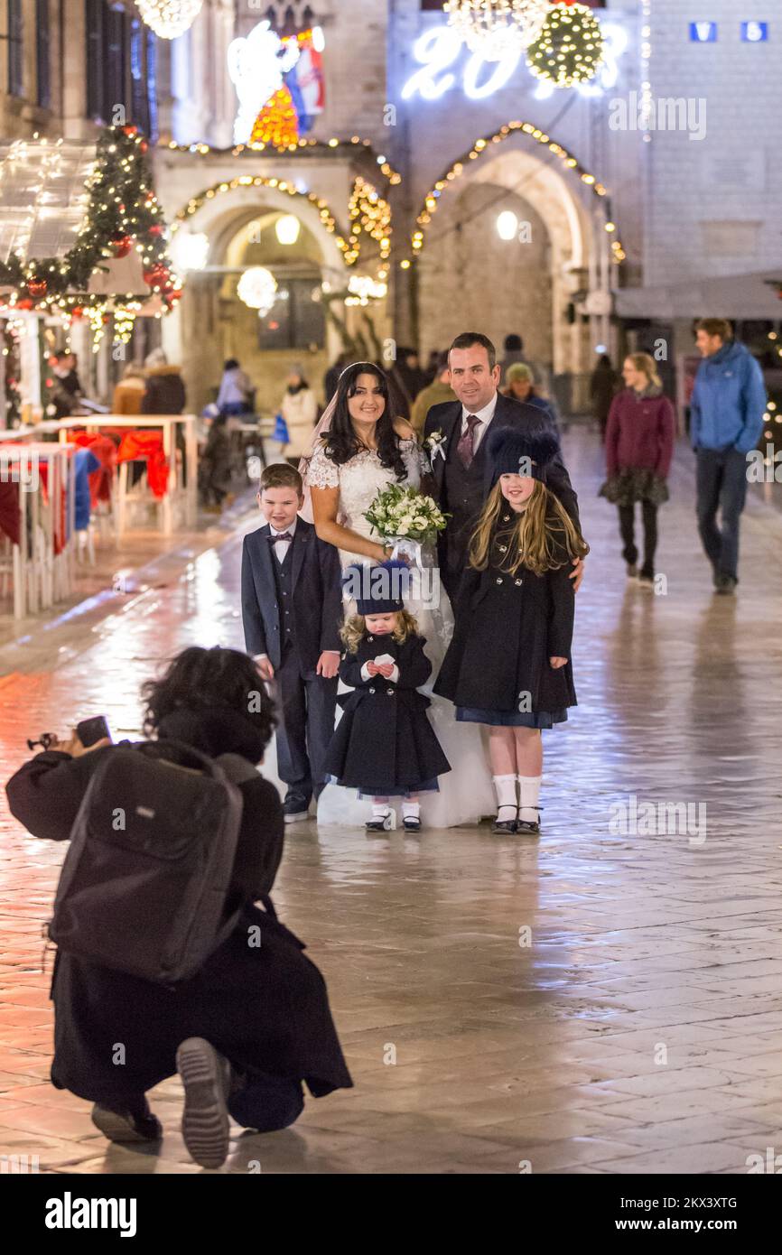 21.12.2017., Kroatien, Dubrovnik - die Kälte hinderte die Braut in ihrem Hochzeitskleid mit kurzen Ärmeln nicht daran, für Fotografen auf der Stradun zu posieren. Foto: Grgo Jelavic/PIXSELL Stockfoto