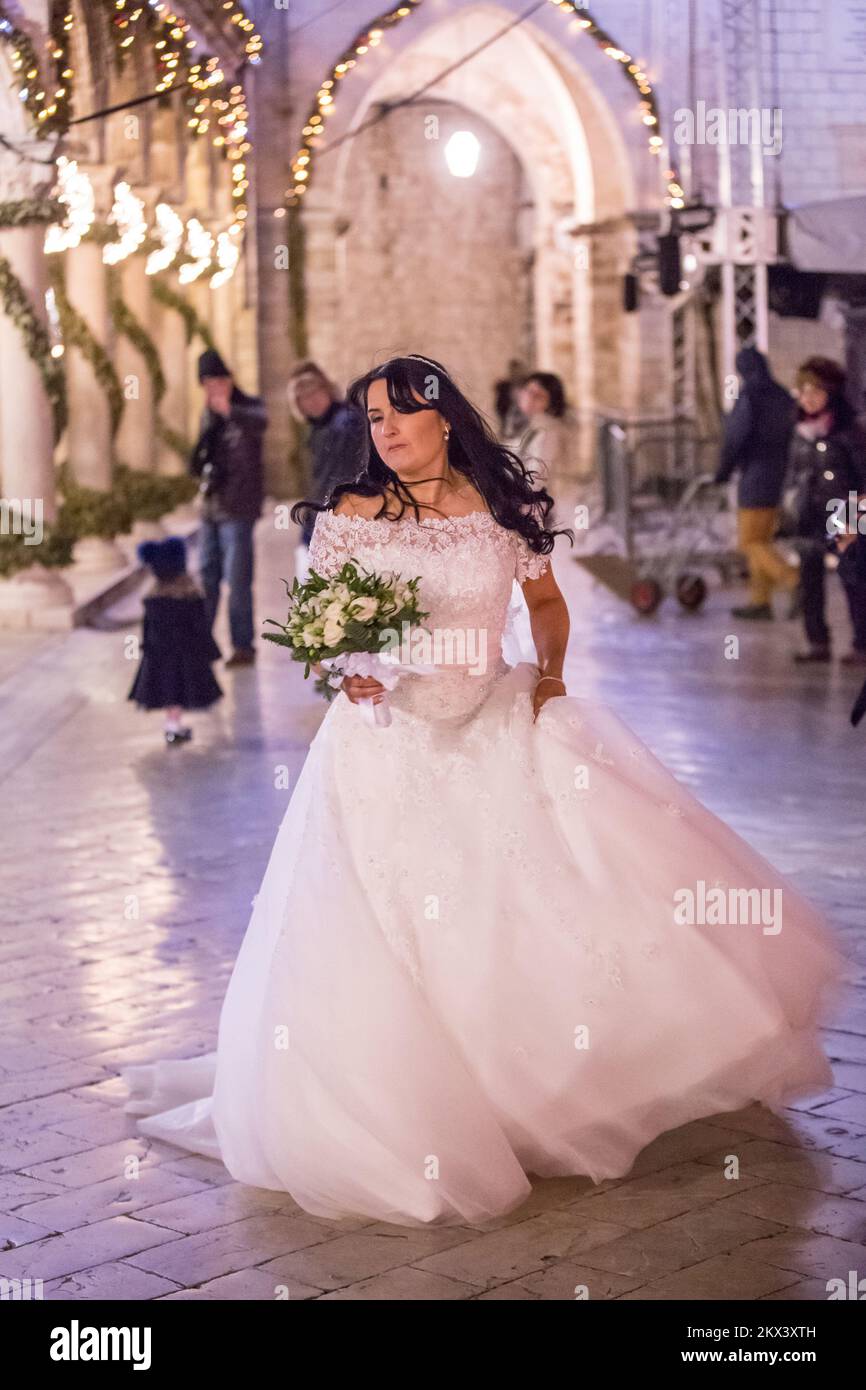 21.12.2017., Kroatien, Dubrovnik - die Kälte hinderte die Braut in ihrem Hochzeitskleid mit kurzen Ärmeln nicht daran, für Fotografen auf der Stradun zu posieren. Foto: Grgo Jelavic/PIXSELL Stockfoto
