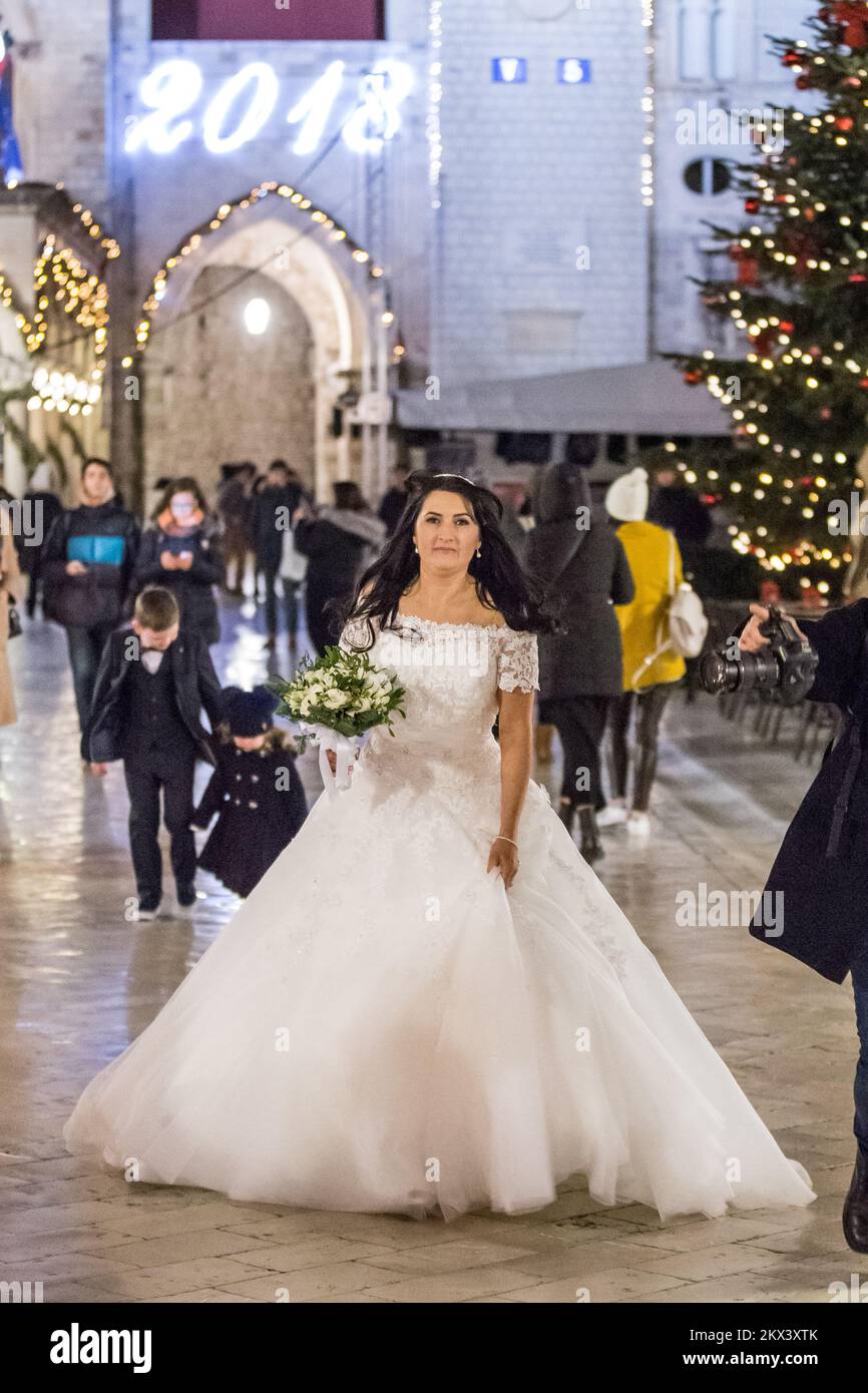 21.12.2017., Kroatien, Dubrovnik - die Kälte hinderte die Braut in ihrem Hochzeitskleid mit kurzen Ärmeln nicht daran, für Fotografen auf der Stradun zu posieren. Foto: Grgo Jelavic/PIXSELL Stockfoto