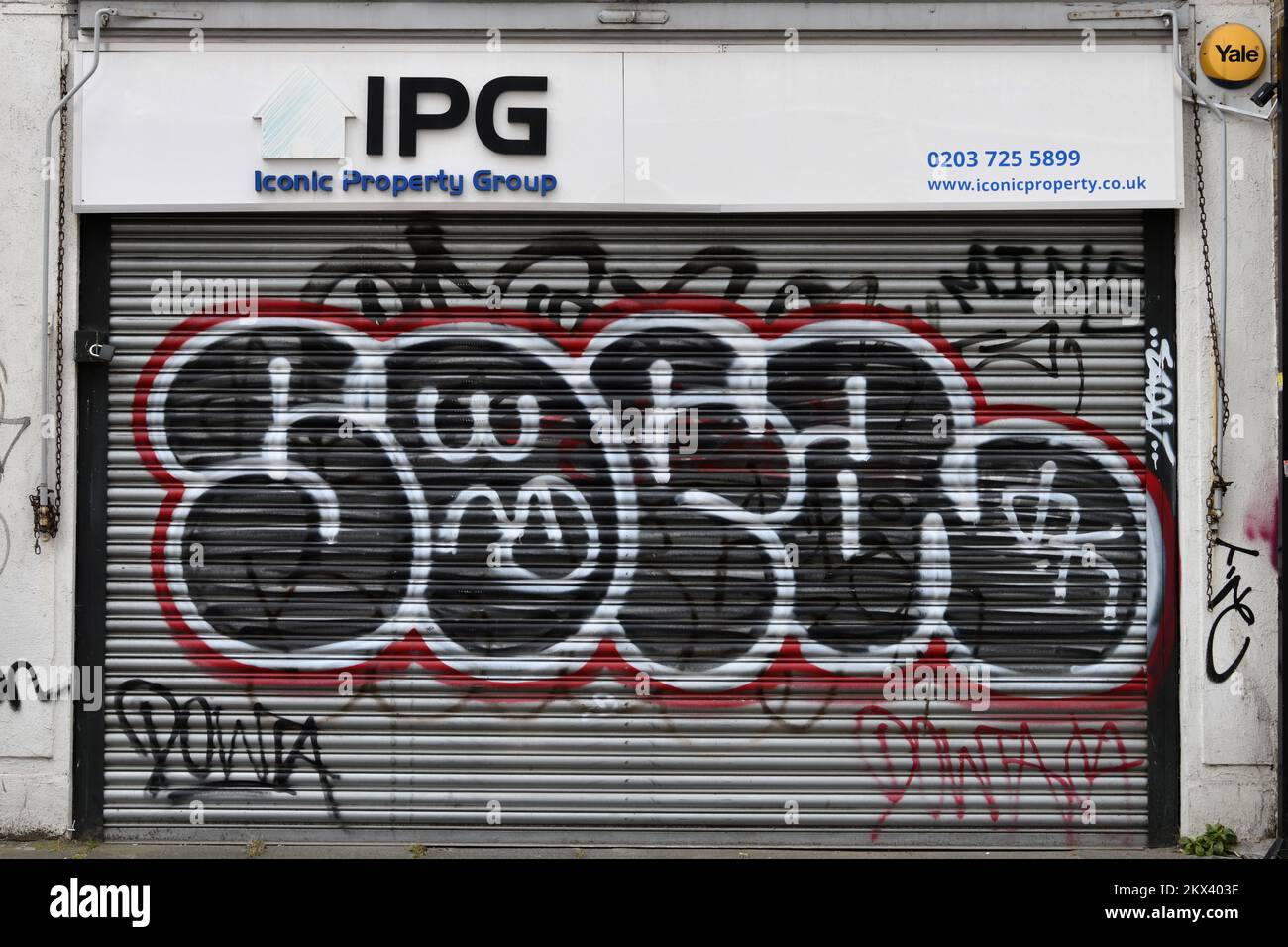 Graffiti auf der Blende der berühmten Property Group, Toynbee Street, Spitalfields London Stockfoto
