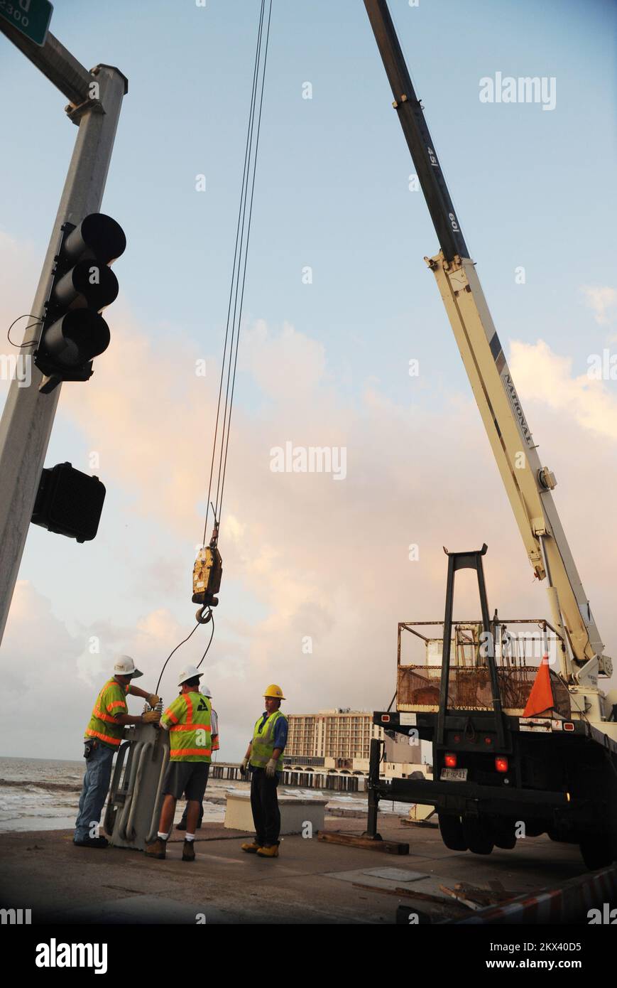 Hurricane Ike, Galveston Island, TX, 22. September 2008 Georgia Power holt einen Transformator aus dem Wasser, der durch Hurricane Ike beschädigt wurde. Die Crews arbeiten rund um die Uhr daran, den Strom in der Gegend aufgrund des Sturms wiederherzustellen. Jocelyn Augusitno/FEMA. Galveston Island, TX, 22. September 2008 -- Georgia Power nimmt einen Transformator aus dem Wasser, der durch Hurrikan Ike beschädigt wurde. Die Crews arbeiten rund um die Uhr daran, den Strom in der Gegend aufgrund des Sturms wiederherzustellen. Fotos zu Katastrophen- und Notfallmanagementprogrammen, Aktivitäten und Beamten Stockfoto