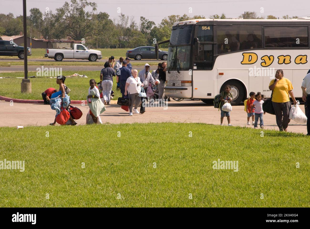 Hurrikan Ike, Port Arthur, TX, 21. September 2008 die Rückführung begann heute mit Bussen aus Lufkin- und Texarkana-Unterkünften. Die Menschen dürfen nach Hause zurückkehren, um die Schäden von Hurrikan Ike zu sehen und dort zu leben, wenn möglich. Viele werden hier in Unterkünften landen, weil ihr Zuhause zu beschädigt ist, um es zu besetzen. Fotos zu Katastrophen- und Notfallmanagementprogrammen, Aktivitäten und Beamten Stockfoto