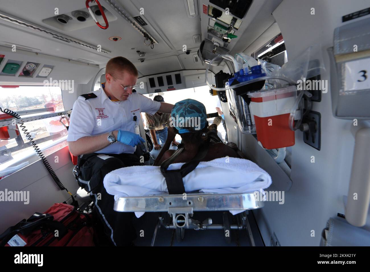 Hurrikan Ike, Crystal Beach, 22. September 2008 Jeremiah Curda eine Rettungsschwester vom Memorial Hermann Hospital bereitet einen Patienten für den Rettungsflug vor, während der Bewohner aus dem Gebiet gebracht wird, das von Hurrikan Ike betroffen ist. Crystal Beach, 22. September 2008 -- Jeremiah Curda eine Rettungsschwester mit Memorial Hermann Hospital bereitet einen Patienten für den Lebensflug vor, da der Bewohner aus dem Gebiet gebracht wird, das von Hurrikan Ike beeinflusst wurde.. Fotos zu Katastrophen- und Notfallmanagementprogrammen, Aktivitäten und Beamten Stockfoto