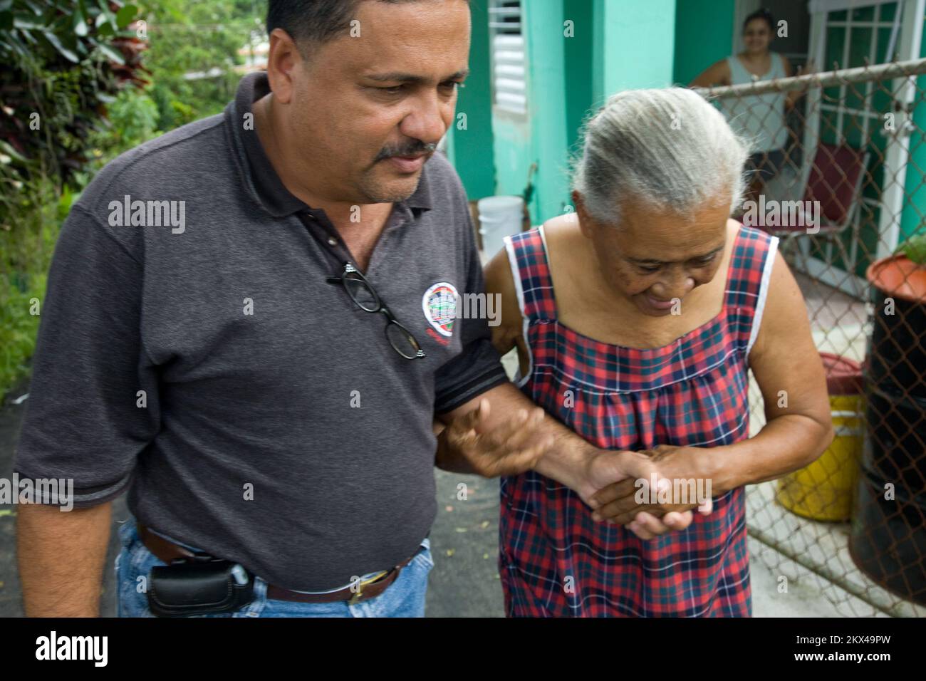 Schlammlawine/Erdrutsche - Manuabo, Puerto Rico, 28. September 2008 Manuabo Bürgermeister, Jorge Marquez hört dem Flutopfer Senora Figueroa Vincenta in der Gegend von Lizas zu. Andrea Booher/FEMA. Puerto Rico, schwere Stürme und Überschwemmungen. Fotos zu Katastrophen- und Notfallmanagementprogrammen, Aktivitäten und Beamten Stockfoto