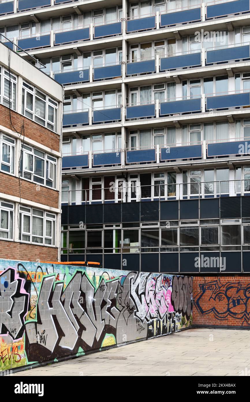 Wohnblöcke wie Vince Court und Shoreditch House, Shoreditch London mit Graffiti an einer Wand Stockfoto