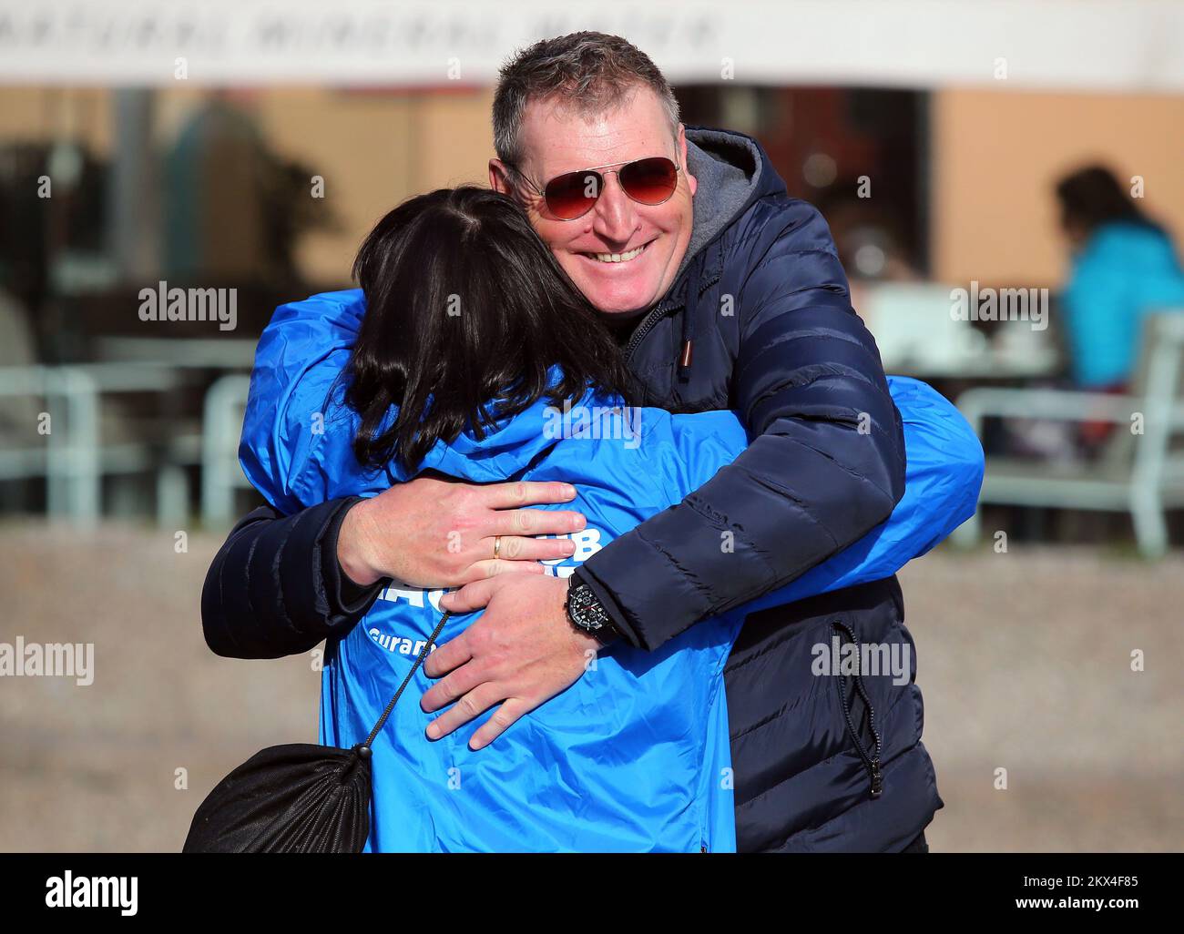 21.01.2018., Kroatien, Zagreb, Ban Jelacic Square - Zagreb Rugby Club anlässlich des Internationalen Tages der Umarmungen organisierte eine Aktion der freien Umarmungen für alle Passanten. Action im Stadtzentrum heißt die Umarmung der Löwenherz-Stadt. Foto: Jurica Galoic/PIXSELL Stockfoto