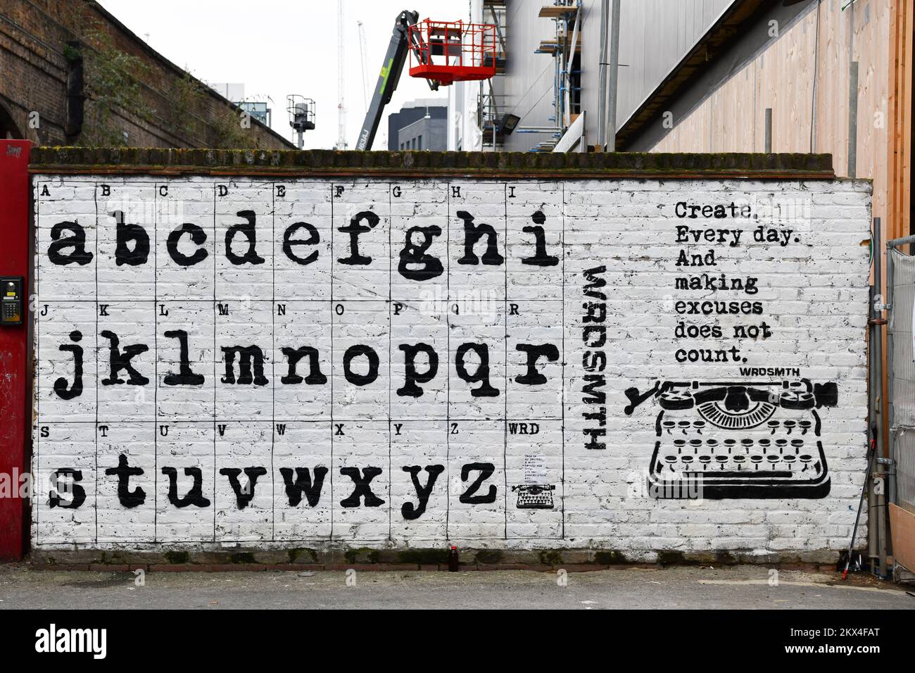 Alphabet Street Art mit Schreibmaschine von Wrdsmith in Rivington Street, Shoreditch, London Stockfoto