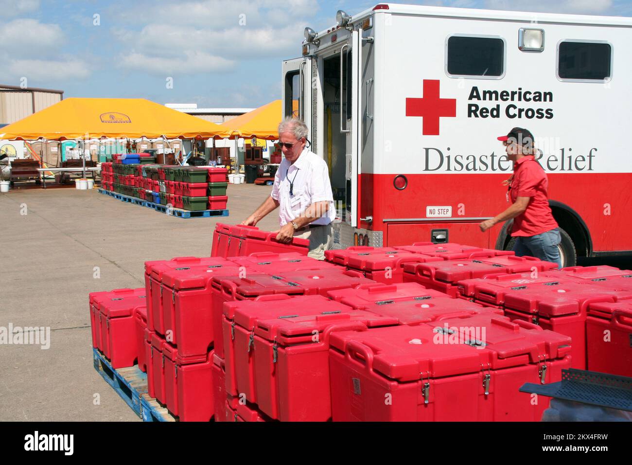 Hurricane/Tropical Storm - Galveston, Texas, 10. Oktober 2008 von den Freiwilligen der Southern Baptist Convention zubereitete Speisen werden auf ein Rotkreuz-Fahrzeug geladen und in Galveston verteilt. In Zusammenarbeit mit der Heilsarmee hat diese Küche seit dem 14. September, dem Tag nach dem Hurrikan Ike, über eine Million Mahlzeiten zubereitet. FEMA-Foto von Greg Henshall. Texas Hurricane Ike. Fotos zu Katastrophen und Notfallmanagementprogrammen, Aktivitäten und Beamten Stockfoto
