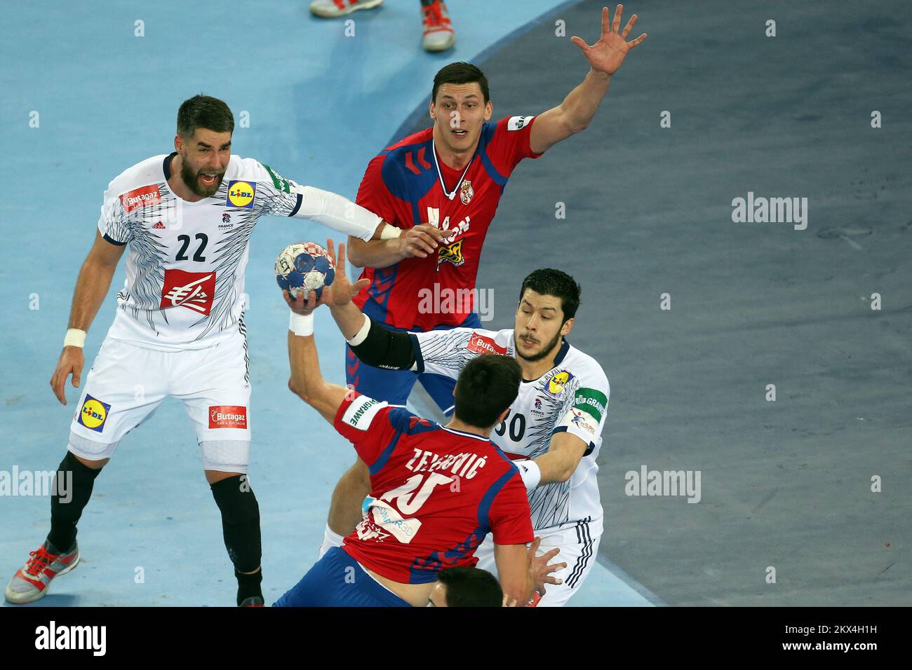 22.01.2018., Arena Zagreb, Zagreb, Kroatien - 2018. Europäische Handballmeisterschaft für Männer, Gruppe I, 3.. Runde, Serbien - Frankreich. Luka Karabatic, Nemanja Zelenovic, Nicolas Tournat. Foto: Dalibor Urukalovic/PIXSELL Stockfoto