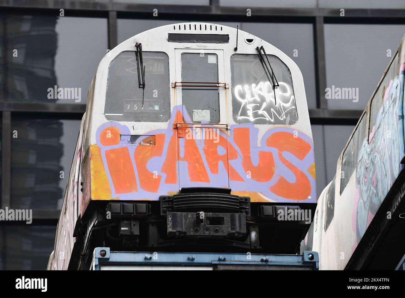 U-Bahn mit Graffiti und Wort Ikarus auf einem Gebäude in der Great Eastern Street in Shoreditch London Stockfoto