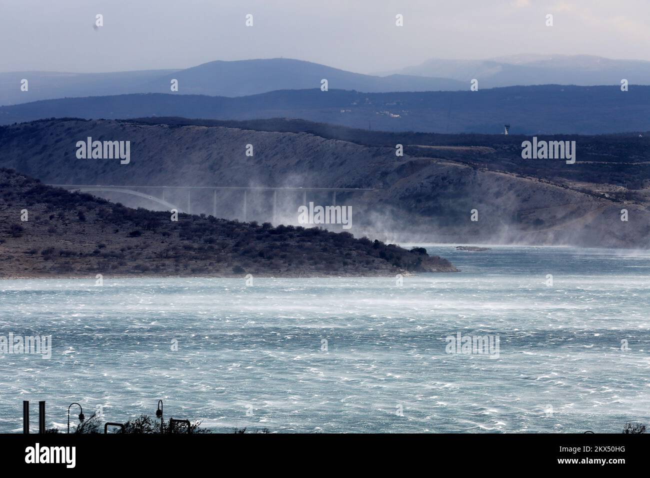 21.02.2018., Rijeka, Kroatien - Ein starker Wind in der Gegend um die Krk-Brücke, die die Insel Krk mit dem Festland verbindet. Foto: Goran Kovacic/PIXSELL Stockfoto