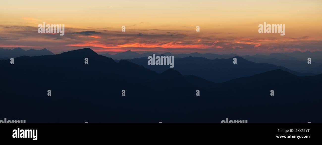 Heller Sonnenuntergang an einem Sommerabend in den Alpen Stockfoto