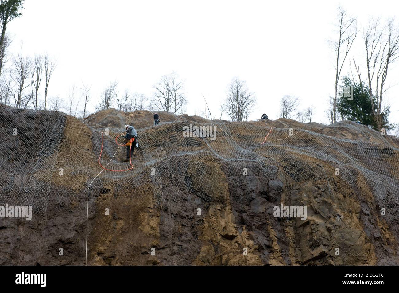 Überschwemmung Schlammlawine/Erdrutsche Schwerer Sturm – Morton, Wasch. , 17. Februar 2009 Washington State DOT Crews kleiden diese Klippe entlang der SR 12 mit Kettengitter, um herabfallende Steine von den kommenden Frühjahrsregen abzuwehren. Der „Wrapping“-Prozess wird nach Erdrutschen durchgeführt, um Flächen zu rutschen, um zu versuchen, die herabfallenden Steine der Hänge auf die Autobahn zu reduzieren. Adam DuBrowa/FEMA. Washington schwerer Wintersturm, Erdrutsche, Erdrutsche und Überschwemmungen. Fotos zu Katastrophen- und Notfallmanagementprogrammen, Aktivitäten und Beamten Stockfoto