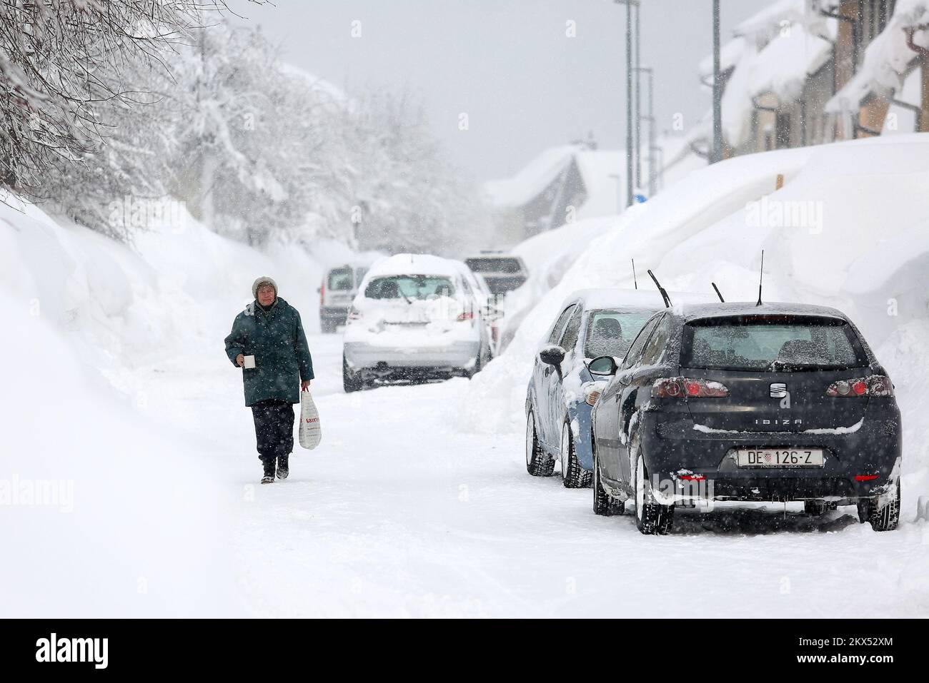 27.02.2018., Delnice, Kroatien - die Stadt Delnice im Bezirk Gorski Kotar ist mit 182 Zentimetern Schnee bedeckt und damit wurde der vorherige Rekord aus dem Jahr 1984 gebrochen. Mit 175 Zentimetern. Der Alltag in der Stadt ist schwierig. Foto: Borna Filic/PIXSELL Stockfoto