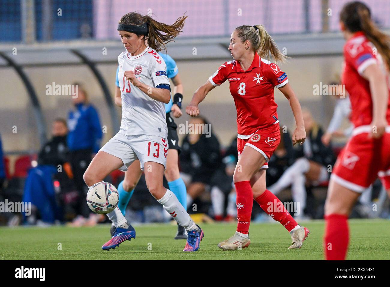 Centenary Stadium, 08.04.21 Sofie Pedersen (13 Dänemark) und Rachel Cuschieri (Nr. 8 Malta) während der Qualifikationsrunde der UEFA Womens World Cup Gruppe E zwischen Malta und Dänemark im Centenary Stadium in Ta' Qali, Malta Soccer (Cristiano Mazzi/SPP) Credit: SPP Sport Press Photo. Alamy Live News Stockfoto