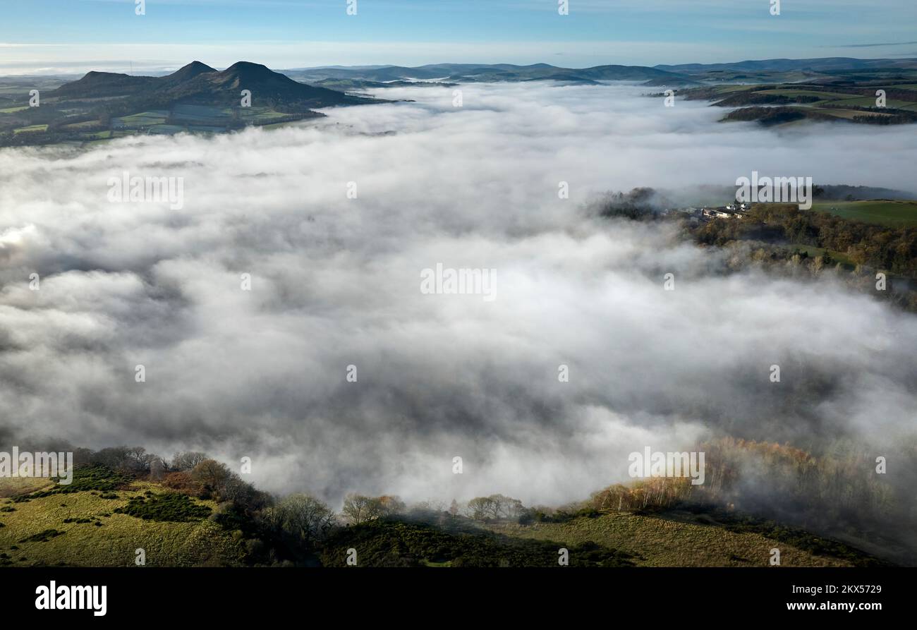 Luftaufnahme einer Wolkeninvertierung um die Eildons und den Fluss Tweed von Obenthas Scott's View an einem sonnigen Novembertag. Stockfoto